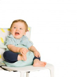 Η πιο μικρή και μαζεμένη καρέκλα φαγητού!  Η Pocket Chair Rainbow από την Γαλλική Baby to Love ήρθε για να σας βοηθήσει στη βόλτα και στο φαγητό του παιδιού. Είναι διπλής όψης και το παιδί μπορεί να κάθεται άνετα και με ασφάλεια σε κάθε συμβατική καρέκλα