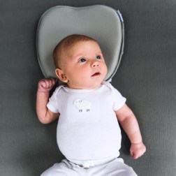 Το Pilo δεν είναι ένα απλά ένα μαξιλάρι! Είναι σχεδιασμένο να ανακουφίζει την πίεση στο πίσω μέρος του κεφαλιού του μωρού βοηθώντας το να κρατάει το στρογγυλό του σχήμα.  Μπορεί να χρησιμοποιηθεί από την γέννηση, μέχρι το μωρό να αρχίσει να γυρνάει στο π