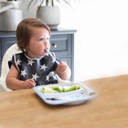 Τα πιο μαλακά κουταλάκια σιλικόνης για τις πρώτες στερεές τροφές του μωρού είναι Minene.  Εύκαμπτα και με στρογγυλεμένα άκρα είναι ιδανικά για να μην πληγώσουν τα ούλα του μωρού σας.  Φυσικά χωρίς BPA και από υψηλής ποιότητας σιλικόνη κατάλληλη για τρόφι