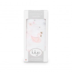 Η μεγάλη μουσελίνα της Lulujo Mountain Top Swaddling Blanket είναι 100% βαμβακερή με εκλεπτυσμένη ύφανση. Είναι προπλυμένη και όσο περισσότερο πλένεται τόσο πιο απαλή γίνεται.  Απαλή και αέρινη όχι μόνο να για τυλίξετε το μωρό αλλά και για να την χρησιμο