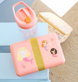 Tο καλύτερο δοχείο φαγητού με το παιχνιδιάρικο σχέδιο, γοργόνες.  Το δοχείο φαγητού διαθέτει αρκετό χώρο για μεσημεριανό γεύμα, φρούτα και λαχανικά ή / και απογευματινό σνακ.