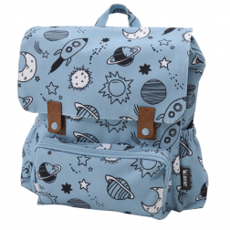 Ένα παιδικό backpack με που είναι Space, πλανήτες, αστέρια και υπέροχα κοσμικά σχέδια από τη Minene. Έτσι για τη διαφορά!  Ήρθαν οι τσάντες που θα δώσουν στυλ και “σοβαρότητα” στην αρχή της σταδιοδρομίας τους στο πρώτο τους σχολείο. Φυσικά και δεν είναι 
