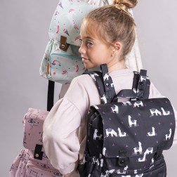 Οι μονόκεροι είναι της εποχής και ειδικά σε ένα παιδικό backpack! Μια μοναδική τσάντα από τη Minene με αγάπη!  Ήρθαν οι τσάντες που θα δώσουν στυλ και “σοβαρότητα” στην αρχή της σταδιοδρομίας τους στο πρώτο τους σχολείο. Φυσικά και δεν είναι μόνο για τον