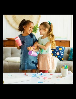 Πιείτε από όλη την περίμετρο 360°, χωρίς να στάζει από πουθενά. Το καπάκι κλείνει αυτόματα, μόλις το παιδί σταματήσει να πίνει - ιδανικό για χρήση καθ' οδόν.