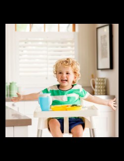  Πιείτε από όλη την περίμετρο 360°, χωρίς να στάζει από πουθενά. Το καπάκι κλείνει αυτόματα, μόλις το παιδί σταματήσει να πίνει - ιδανικό για χρήση καθ' οδόν.