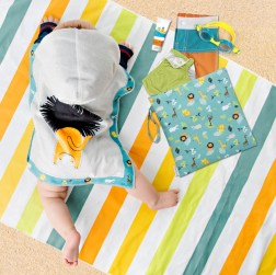 Η Πετσέτα Παραλίας Backpack – Green Zoo μετατρέπεται από τσάντα πλάτης σε πετσέτα παραλίας και σε στρωματάκι! Θα λατρέψετε τόσο τα πολύχρωμα και παιχνιδιάρικα σχέδια όσο και την πρακτικότητα της!  Το σούπερ μαλακό υλικό της Πετσέτας Παραλίας Backpack – G