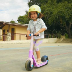 H Razor η παγκόσμια πρωτοπόρος στην κατηγορία των πατινιών, επιμένει στα δίτροχα πατίνια και με τα Wild Ones κάνει την διαφορά!  Για πρώτη φορά ένα δίτροχο πατίνι σχεδιάζεται ειδικά για δίχρονα παιδιά!  Σχεδιασμένα για να βοηθήσουν τους νέους αναβάτες να