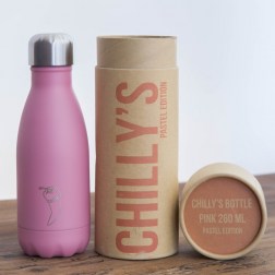 Τα μπουκάλια Chillys, είναι ένα μοντέρνο και μοδάτο προιόν σχεδιασμένο να συνδυάζει την ευκολία του πλαστικού μπουκαλιού με τις υψηλές επιδόσεις και τα οικολογικά πλεονεκτήματα του παραδοσιακού φλασκιού, και έχουν σαν αποστολή την υιοθέτηση και καθημεριν